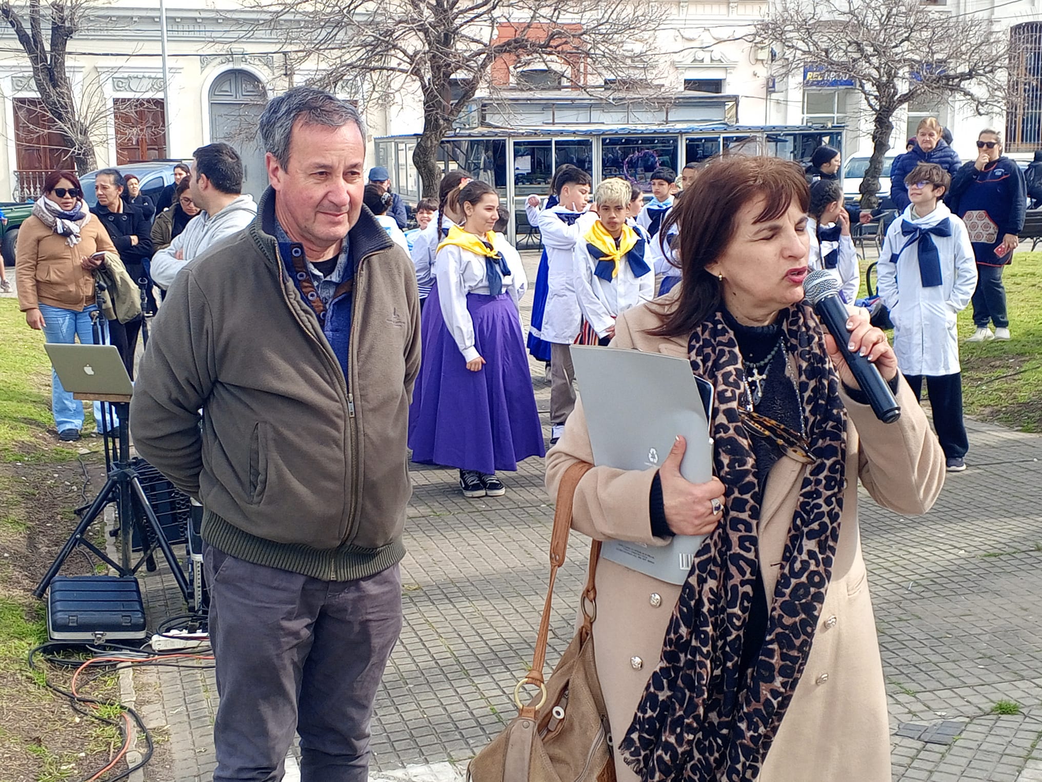 Tradición_y_Patrimonio_Periconazo_reunió_a_estudiantes_en_Plaza_Asamblea_2.jpeg