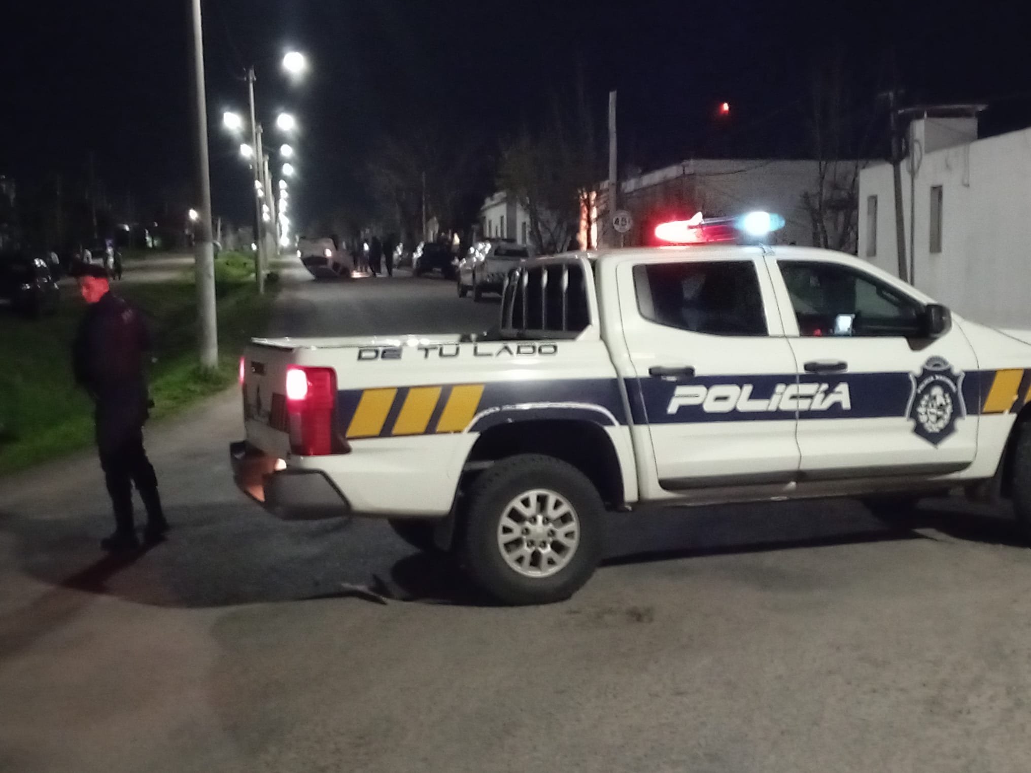 auto_volcó_tras_impactar_contra_una_camioneta2.jpeg