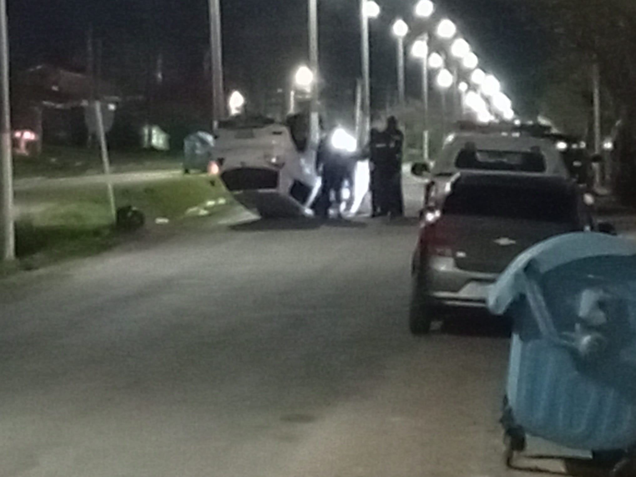 auto_volcó_tras_impactar_contra_una_camioneta3.jpeg